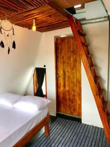Postel nebo postele na pokoji v ubytování La Luna Cabins