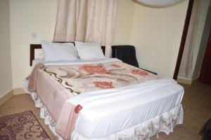 Postel nebo postele na pokoji v ubytování Rainbow Executive Lodge