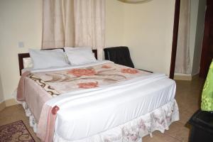 Postel nebo postele na pokoji v ubytování Rainbow Executive Lodge