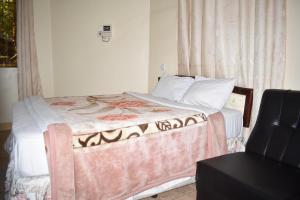 Postel nebo postele na pokoji v ubytování Rainbow Executive Lodge