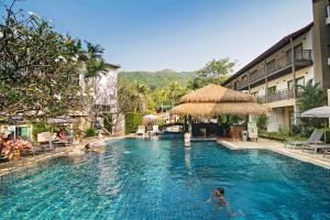 Der Swimmingpool an oder in der Nähe von Baan Karon Resort
