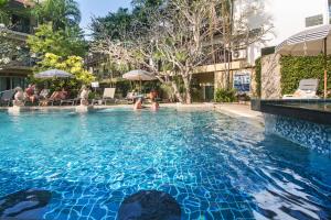 Der Swimmingpool an oder in der Nähe von Baan Karon Resort