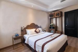 Postel nebo postele na pokoji v ubytování Sanouva Saigon Hotel