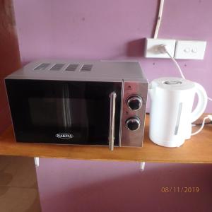 Kemudahan buat kopi dan teh di Classixx Inn