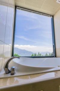 Vista generica sulle montagne o vista sulle montagne dall'interno della stanza in casa privata