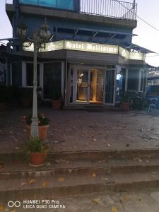 uma luz de rua em frente a um edifício em Hotel Belisimo em Ruse