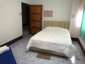Postel nebo postele na pokoji v ubytování บ้านพรศรี Homestay