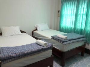 Postel nebo postele na pokoji v ubytování บ้านพรศรี Homestay