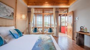 Postel nebo postele na pokoji v ubytování Floral Tengchong Mountain hotel