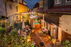 uma vista superior de um pátio de um edifício à noite em Hotel Wellness Goldenes Fass Meißen em Meissen