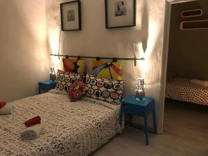 フィレンツェにあるCasa Graziaのベッドルーム1室(枕、テーブル2台付)