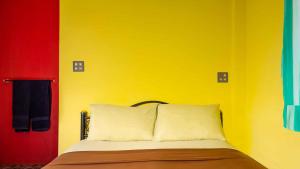 Postel nebo postele na pokoji v ubytování Sabina Guesthouse Kamala