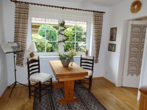 a dining room with a table and chairs and a window at Ferienwohnung Ruwald in Bad Zwischenahn