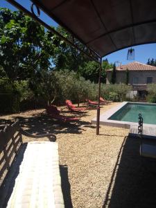 un patio avec un banc et une piscine dans l'établissement Mas de Camejean, à Lambesc