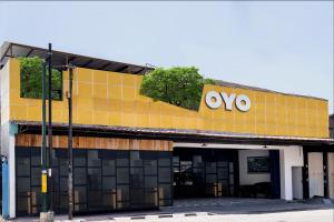 um edifício amarelo com um sinal VCO em OYO 2041 Griya Aneka em Yogyakarta