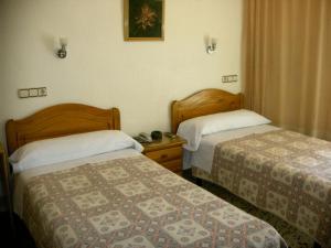 a hotel room with two beds in a room at Hotel La Parra in Archena