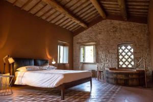 een slaapkamer met een groot bed en een bad bij Villa Fortezza Antique Rooms in Ascoli Piceno