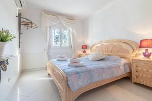 エンプリアブラバにあるApart-rent Villa Cap Ras 0037のベッドルーム1室(ベッド1台、タオル2枚付)