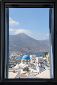 Elle offre une vue sur un bâtiment doté d'un dôme bleu. dans l'établissement Plori Studios and Apartments, à Aegiali
