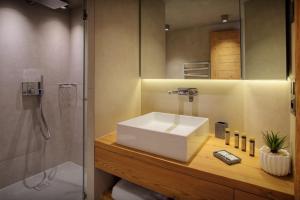 y baño con lavabo blanco y ducha. en Chalet Stellaone - OVO Network, en La Clusaz