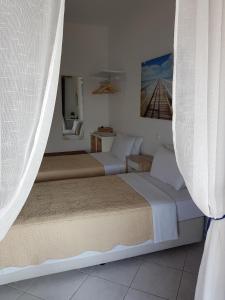 Posteľ alebo postele v izbe v ubytovaní Seafront Pension Antonakis