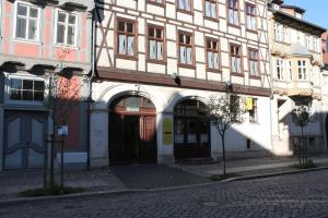 um grande edifício numa rua numa cidade em Hotel garni Am Dippeplatz em Quedlinburg