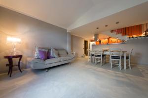 a living room with a couch and a table at BellaVista di Mammi in Castiglion Fiorentino