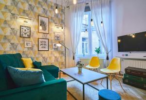 salon z zieloną kanapą i żółtymi krzesłami w obiekcie Kurkowa GamaHome Cozy Apartments w Krakowie