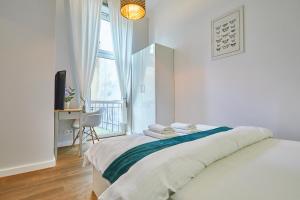 Postel nebo postele na pokoji v ubytování Kurkowa GamaHome Cozy Apartments