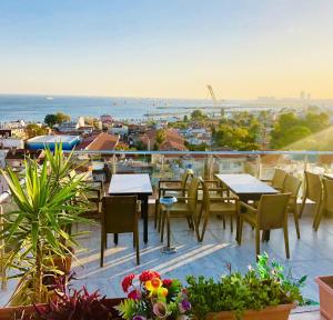 d'une terrasse avec des tables et des chaises sur un balcon. dans l'établissement Art City Hotel Istanbul, à Istanbul