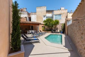 - une piscine avec des chaises longues à côté d'un bâtiment dans l'établissement Villa Horta 55, à Pollença