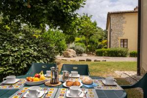 una mesa con comida en un jardín en Tuscany Country Apartments, en Gambassi Terme