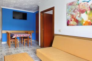 Zimmer mit einem Tisch und einem Esszimmer in der Unterkunft Europa Family Apartments in Blanes