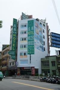 ein Gebäude mit Schildern an der Straßenseite in der Unterkunft Left Bank Hotel in Hsinchu