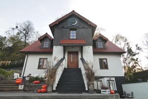 una casa con calabazas delante en Euforia Apartamenty, en Kazimierz Dolny