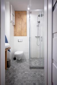 un bagno con wc e doccia in vetro di Studio Gaba 2 INTRACO Apartment a Varsavia