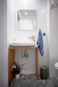 un bagno con lavandino e specchio di Studio Gaba 2 INTRACO Apartment a Varsavia Altre 27 foto