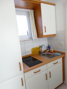 Kuchyň nebo kuchyňský kout v ubytování Ferienwohnung Ruwald