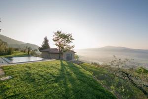 a house on a hill with a swimming pool at BellaVista di Mammi in Castiglion Fiorentino