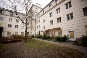 un grande edificio bianco con un albero di fronte di Studio Gaba 2 INTRACO Apartment a Varsavia