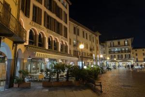 a city street at night with a street light and buildings at Casa Piazza Del Porto in Lovere