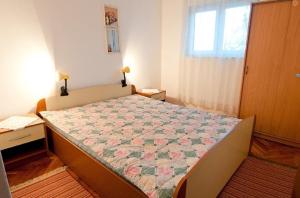En eller flere senge i et værelse på Apartments Teo - by sea & parking
