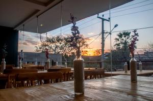 a table in a restaurant with a view of the sunset at Murano Center Hotel in Limoeiro do Norte
