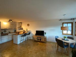 a kitchen and living room with a table and chairs at Ferienwohnung Füsin in Berchtesgaden