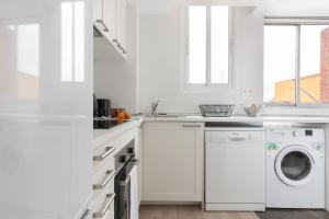 Design Apartments in the heart of Graciaにあるキッチンまたは簡易キッチン