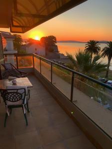 balcón con mesa y vistas al océano en Hotel Relais I Presidi, en Orbetello