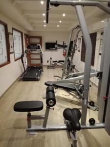 The fitness centre and/or fitness facilities at Avari Xpress Faisalabad
