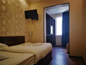 Salut Hotel客房内的一张或多张床位