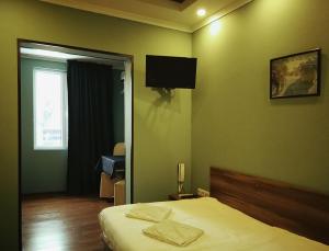 Salut Hotel客房内的一张或多张床位
