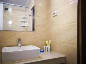 Salut Hotel的一间浴室